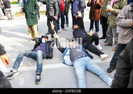 Tunis, Tunesien. 14th Januar 2022. Tunis, Tunesien. 14. Januar 2022. Demonstranten versammeln sich am 10th. Jahrestag der Revolution von 2011 gegen Präsident Kais Saied. Die Demonstranten widersetzten sich dem Verbot von Versammlungen und Demonstrationen, das gegen einen steilen Anstieg der Coronavirus-Infektionen verhängt wurde, um ihren Widerspruch gegen die Aussetzung des parlaments durch den tunesischen Präsidenten Kais Saied im Juli 2021 auszudrücken. Die Demonstranten sahen sich mit einem starken Einsatz von Sicherheitskräften konfrontiert, die sie mit Wasserwerfern zerstreuten (Foto: © Hasan mrad/IMAGESLIVE via ZUMA Press Wire) Stockfoto