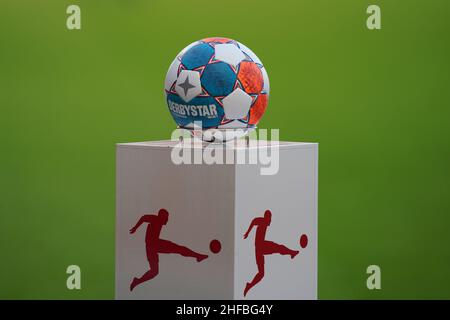 Hamburg, Deutschland. 15th Januar 2022. Fußball: 2. Bundesliga, Spieltag 19th, FC St. Pauli - Erzgebirge Aue, im Millerntor-Stadion. Matchball. Kredit: Marcus Brandt/dpa - WICHTIGER HINWEIS: Gemäß den Anforderungen der DFL Deutsche Fußball Liga und des DFB Deutscher Fußball-Bund ist es untersagt, im Stadion und/oder vom Spiel aufgenommene Fotos in Form von Sequenzbildern und/oder videoähnlichen Fotoserien zu verwenden oder zu verwenden./dpa/Alamy Live News Stockfoto