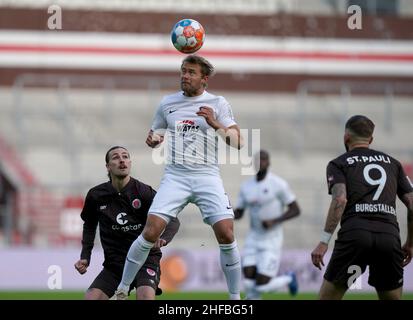 Hamburg, Deutschland. 15th Januar 2022. Fußball: 2nd Bundesliga, 19th Spieltag, FC St. Pauli - Erzgebirge Aue, im Millerntor-Stadion. Jackson Irvine (l-r) von St. Pauli, Jan Hochscheidt von Aue und Guido Burgstaller von St. Pauli. Kredit: Marcus Brandt/dpa - WICHTIGER HINWEIS: Gemäß den Anforderungen der DFL Deutsche Fußball Liga und des DFB Deutscher Fußball-Bund ist es untersagt, im Stadion und/oder vom Spiel aufgenommene Fotos in Form von Sequenzbildern und/oder videoähnlichen Fotoserien zu verwenden oder zu verwenden./dpa/Alamy Live News Stockfoto