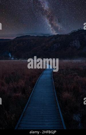 Atemberaubende Herbstlandschaft Sonnenaufgang Bild in Richtung Borrowdale Valley von Derwentwater im Lake District mit Nebel Rollen über die Landschaft Stockfoto