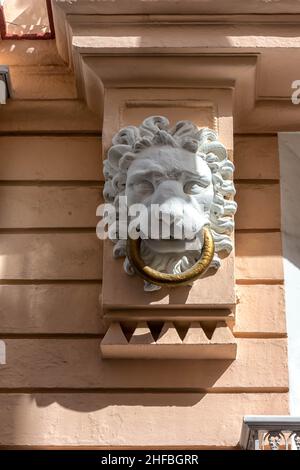 Ornamento de cabeza de León en edificio de Cádiz Stockfoto