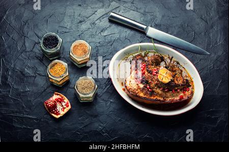 Appetitlich gebackenes Fleisch mit Kräutern und Gewürzen. Stockfoto