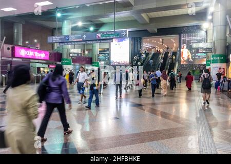 Passagiere am Kuala Lumpur Sentral Bahnhof Malaysia Stockfoto