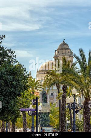 Vista de la Catedral de Cádiz desde la Plaza de San Juan de Dios en Cádiz Stockfoto