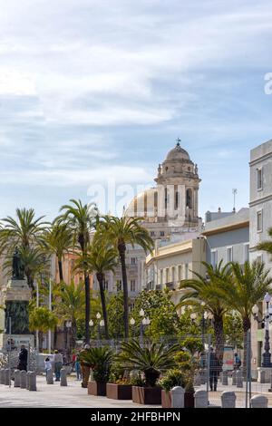 Vista de la Catedral de Cádiz desde la Plaza de San Juan de Dios en Cádiz Stockfoto