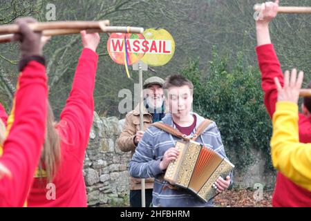 Leominster, Herefordshire, Großbritannien - Samstag, 15th. Januar 2022 - Morris-Tänzer treten bei der Wassail-Zeremonie im Gemeinschaftsgarten in Leominster auf - die uralte Wassail-Zeremonie beinhaltet das Rezitieren von Beschwörungen und das Singen im Apfelgarten, um eine gute Ernte für die nächste Ernte zu fördern. Foto Steven May / Alamy Live News Stockfoto