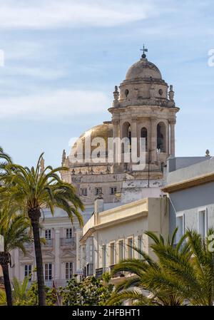 Vista de la Catedral de Cádiz desde la Plaza de San Juan de Dios en Cádiz Stockfoto