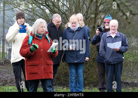 Leominster, Herefordshire, Großbritannien - Samstag, 15th. Januar 2022 - die Wassail-Zeremonie im gemeinschaftlichen Apfelgarten in Leominster - die uralte Wassail-Zeremonie beinhaltet das Rezitieren von Beschwörungen und das Singen der Bäume im Apfelgarten, um eine gute Ernte für das nächste Jahr zu fördern. Foto Steven May / Alamy Live News Stockfoto