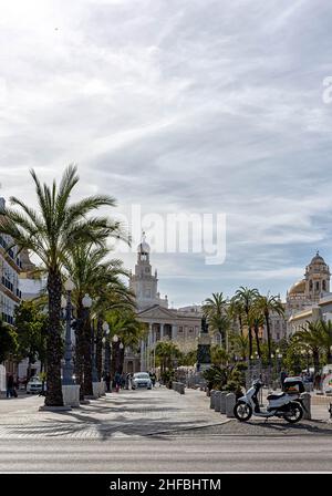 Vista de la Plaza de San Juan de Dios con el Ayuntamiento y estatua a Moret en Cádiz Stockfoto