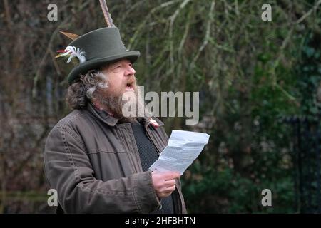 Leominster, Herefordshire, Großbritannien - Samstag, 15th. Januar 2022 - die Wassail-Zeremonie im gemeinschaftlichen Apfelgarten in Leominster - die uralte Wassail-Zeremonie beinhaltet das Rezitieren von Beschwörungen und das Singen der Bäume im Apfelgarten, um eine gute Ernte für das nächste Jahr zu fördern. Foto Steven May / Alamy Live News Stockfoto