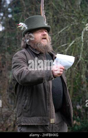 Leominster, Herefordshire, Großbritannien - Samstag, 15th. Januar 2022 - die Wassail-Zeremonie im gemeinschaftlichen Apfelgarten in Leominster - die uralte Wassail-Zeremonie beinhaltet das Rezitieren von Beschwörungen und das Singen der Bäume im Apfelgarten, um eine gute Ernte für das nächste Jahr zu fördern. Foto Steven May / Alamy Live News Stockfoto