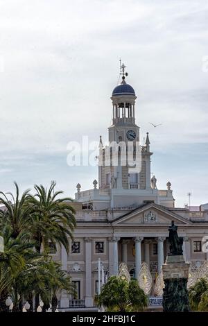 Vista de la Plaza de San Juan de Dios con el Ayuntamiento y estatua a Moret en Cádiz Stockfoto