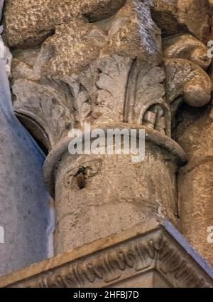 Capiteles con figuras en la Catedral de Santiago de Compostela Stockfoto