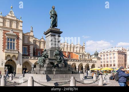 Krakau, Polen - 9th. März 2020: Adam-Mickiewicz-Denkmal auf dem Hauptmarkt von Kraków in der Altstadt. Außerhalb der Tuchhalle und gegenüber S Stockfoto