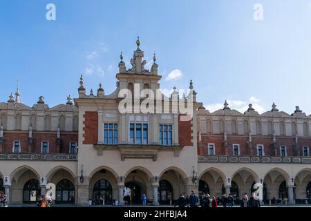 Krakau, Polen - 9th. März 2020: Die Kraków Tuchhalle in ist eine der bekanntesten Ikonen der Stadt. Es ist das zentrale Merkmal des Hauptmarktes Stockfoto