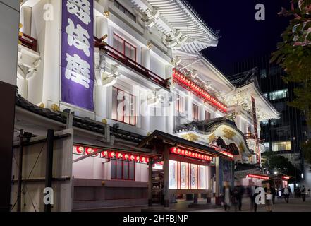 Tokio, Japan - 24. Oktober 2019: Die Nachtansicht des berühmten Kabukiza-Theatergebäudes, das Wahrzeichen von Ginza und das Haupttheater in Tokio für die Stockfoto