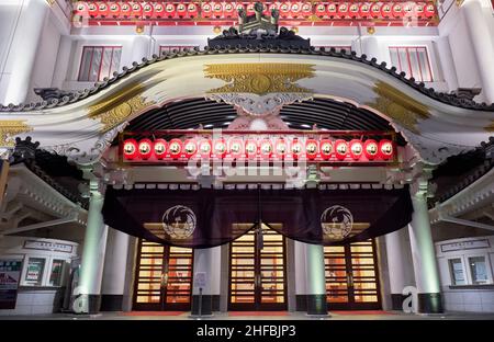 Tokio, Japan - 24. Oktober 2019: Die Nachtansicht des berühmten Kabukiza-Theatergebäudes, das Wahrzeichen von Ginza und das Haupttheater in Tokio für die Stockfoto