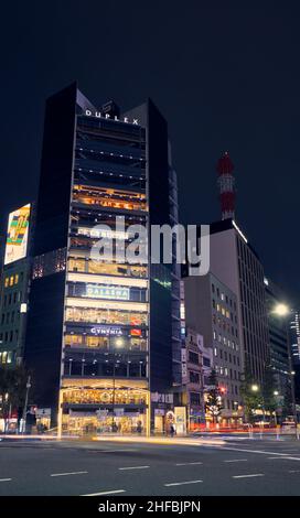 Tokio, Japan - 24. Oktober 2019: Nachtansicht des Duplex Ginza Tower an der Kreuzung Harumi-dori und Showa-dori Avenue im Zentrum des Ginza-Shops Stockfoto