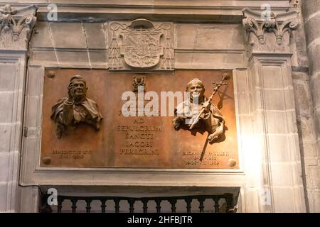 Placa conmemorativa de las visitas de Benedicto XVI y San Juan Pablo II a Santiago de Compostela Stockfoto