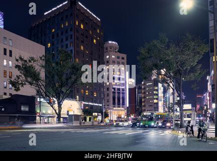 Tokio, Japan - 24. Oktober 2019: Blick auf eine der Haupteinkaufsstraßen des Ginza-Viertels, die Harumi dori Avenue bei heller Nachtbeleuchtung. Stockfoto