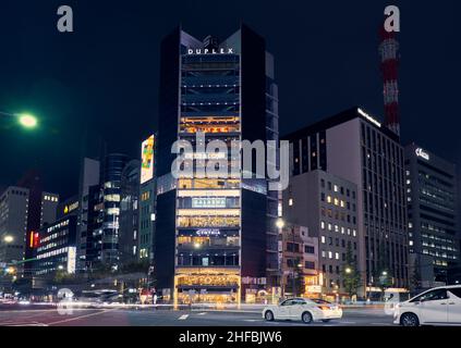 Tokio, Japan - 24. Oktober 2019: Nachtansicht des Duplex Ginza Tower an der Kreuzung Harumi-dori und Showa-dori Avenue im Zentrum des Ginza-Shops Stockfoto