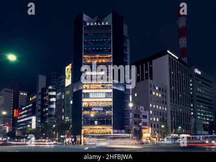 Tokio, Japan - 24. Oktober 2019: Nachtansicht des Duplex Ginza Tower an der Kreuzung Harumi-dori und Showa-dori Avenue im Zentrum des Ginza-Shops Stockfoto