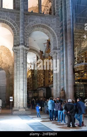 Peregrinos en la catedral de Santiago de Compostela, España Stockfoto