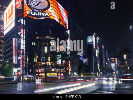 Tokio, Japan - 24. Oktober 2019: Blick auf die hell erleuchtete Nachtstraße im Stadtteil Ginza im Zentrum Tokios. Japan Stockfoto