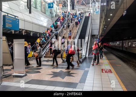 Passagiere am Kuala Lumpur Sentral Bahnhof Malaysia Stockfoto