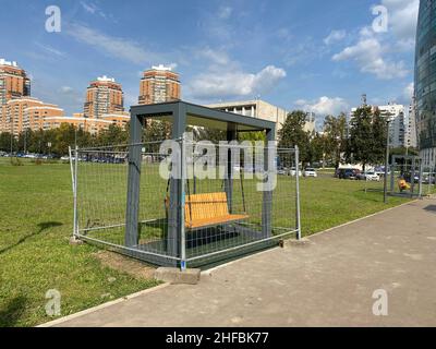 Schwingen Sie sich im Park an einem trockenen, sonnigen Sommertag Stockfoto