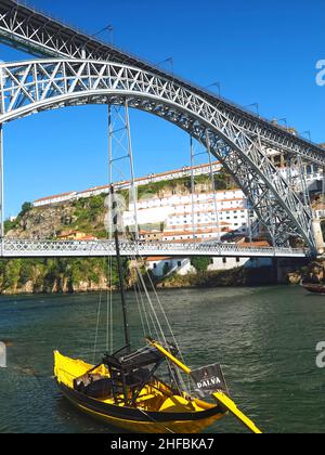 Dalva Port Weinfässer auf einem Boot in Porto in Portugal Stockfoto