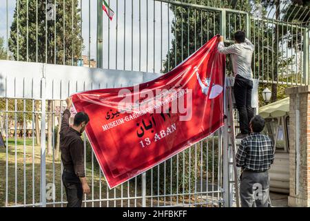 Mit einem Banner zur Erinnerung an die Übernahme der US-Botschaft in Teheran, Iran, am 4. November 1979 oder 14 Aban im iranischen Kalender Stockfoto