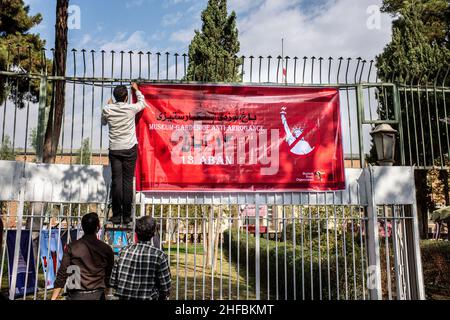 Mit einem Banner zur Erinnerung an die Übernahme der US-Botschaft in Teheran, Iran, am 4. November 1979 oder 14 Aban im iranischen Kalender Stockfoto