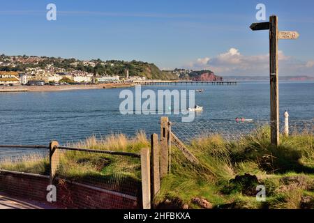 National Trail Wegweiser in Shaldon, Blick über die Mündung des Flusses Teign Mündung in Richtung Teignmouth, South Devon. Stockfoto