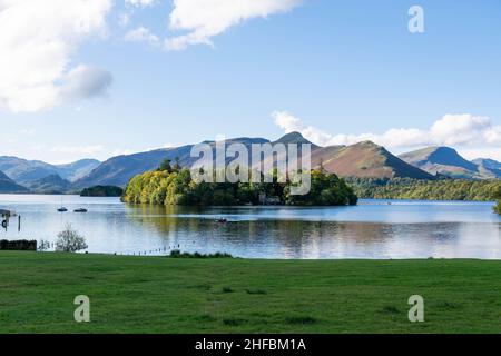 Wunderschöne Aussicht auf Derwentwaterin der malerischen Marktstadt Keswick im Lake District, England. Der See ist drei Meilen lang und wird vom Ri gespeist Stockfoto