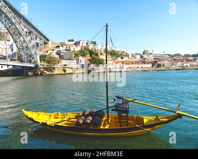 Portwein-Fässer auf einem Boot in Porto in Portugal Stockfoto