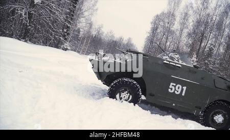 Wirf eine Granate in einen Militärpanzer. Clip. Soldat wirft eine Handgranate in einen Kampfpanzer oder gepanzerten Personalträger, Winterrücklauf, Soldat thr Stockfoto