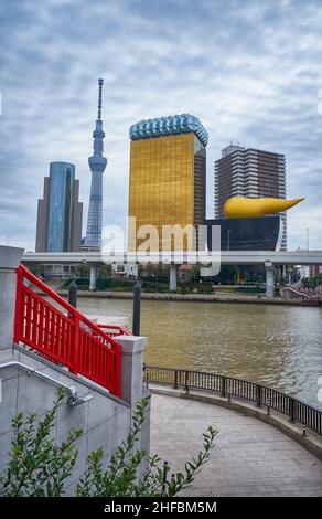 Tokio, Japan - 24. Oktober 2019: Asahi Beer Hall und Asahi Flame of Asahi Breweries Headquarters, die bekanntesten modernen Strukturen von Tokio, lo Stockfoto