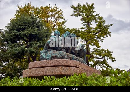 Tokio, Japan - 24. Oktober 2019: Die Skulptur namens Jiun no Izumi, die eine Gruppe von Menschen auf einer Wolke darstellt und zum Himmel blickt. Sensoji Kannon te Stockfoto