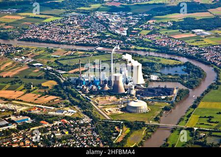 Kraftwerk an der Flussleitung Stockfoto