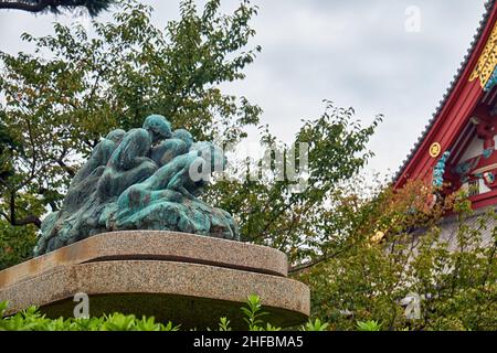 Tokio, Japan - 24. Oktober 2019: Die Skulptur namens Jiun no Izumi, die eine Gruppe von Menschen auf einer Wolke darstellt und zum Himmel blickt. Sensoji Kannon te Stockfoto