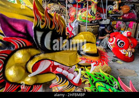 Bogor, Indonesien. 15th Januar 2022. Ein Arbeiter macht einen traditionellen Löwenkopf für die bevorstehende chinesische Neujahrsfeier in Bogor, West Java, Indonesien, am 15. Januar 2022. Quelle: Sandika Fadilah/Xinhua/Alamy Live News Stockfoto