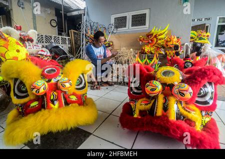 Bogor, Indonesien. 15th Januar 2022. Ein Arbeiter verwendet Bambus, um einen traditionellen Löwenkopf für die bevorstehende chinesische Neujahrsfeier am 15. Januar 2022 in Bogor, West Java, Indonesien, zu machen. Quelle: Sandika Fadilah/Xinhua/Alamy Live News Stockfoto