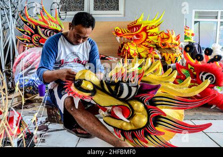 Bogor, Indonesien. 15th Januar 2022. Ein Arbeiter macht einen traditionellen Drachenkopf für die bevorstehende chinesische Neujahrsfeier in Bogor, West Java, Indonesien, am 15. Januar 2022. Quelle: Sandika Fadilah/Xinhua/Alamy Live News Stockfoto