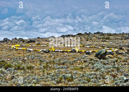 Campen Sie mit dem Hubschrauberlandeplatz am Kilimandscharo Trail in Afrika Stockfoto