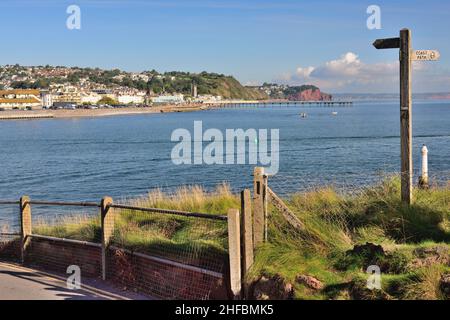 National Trail Wegweiser in Shaldon, Blick über die Mündung des Flusses Teign Mündung in Richtung Teignmouth, South Devon. Stockfoto