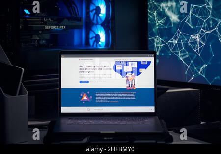 Mailand, Italien - 11. Januar 2022: Grundlegende Aufmerksamkeitsmarke - HP der BAT-Website auf einem Laptop-Bildschirm. Grundlegende Aufmerksamkeitsmarke, BAT-Münzlogo sichtbar. Krypta Stockfoto
