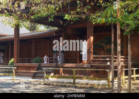 Tokio, Japan - 26. Oktober 2019: Die historische Aufführung auf den Open-Air Noh Stages (Nogakudo) am Yasukuni-Schrein. Chiyoda. Tokio. Japan Stockfoto