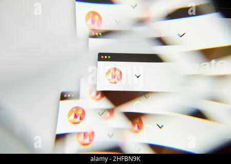 Mailand, Italien - 11. Januar 2022: Decentraland - MANA-Logo auf Laptop-Bildschirm durch ein optisches Prisma gesehen. Dynamisches und einzigartiges Image von decentraland, Stockfoto