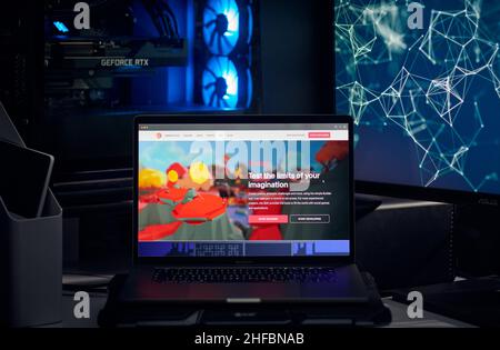 Mailand, Italien - 11. Januar 2022: Decentraland - DIE hp der MANA-Website auf einem Laptop-Bildschirm. Decentraland, MANA-Münzlogo sichtbar. Kryptowährung, defi, Stockfoto